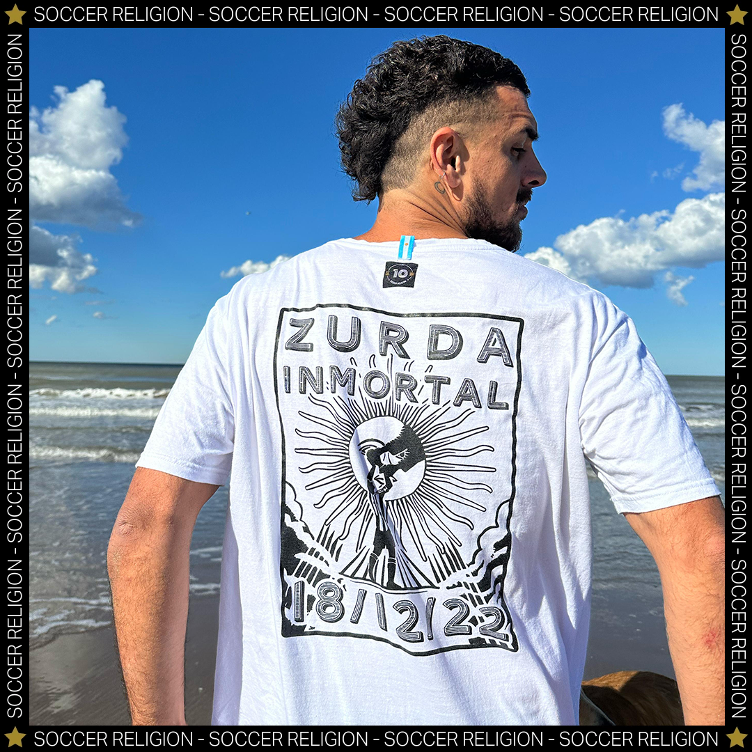 soccerreligion.com - remera oversize blanca messi zurda inmortal d10s entregando la copa